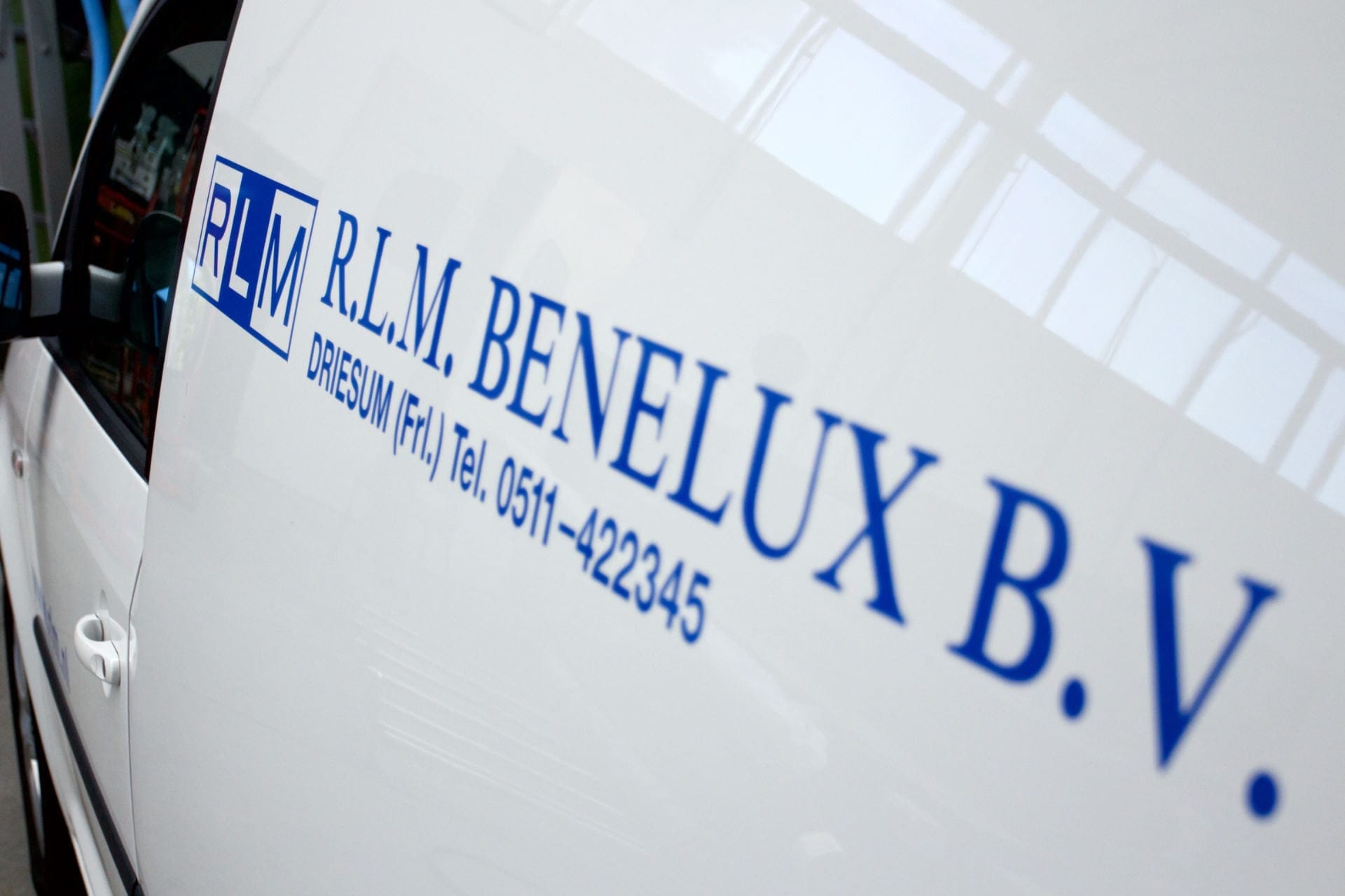 Bedrijfsbus van R.L.M. Benelux BV uit Driezum, gebruikt voor montage op locatie