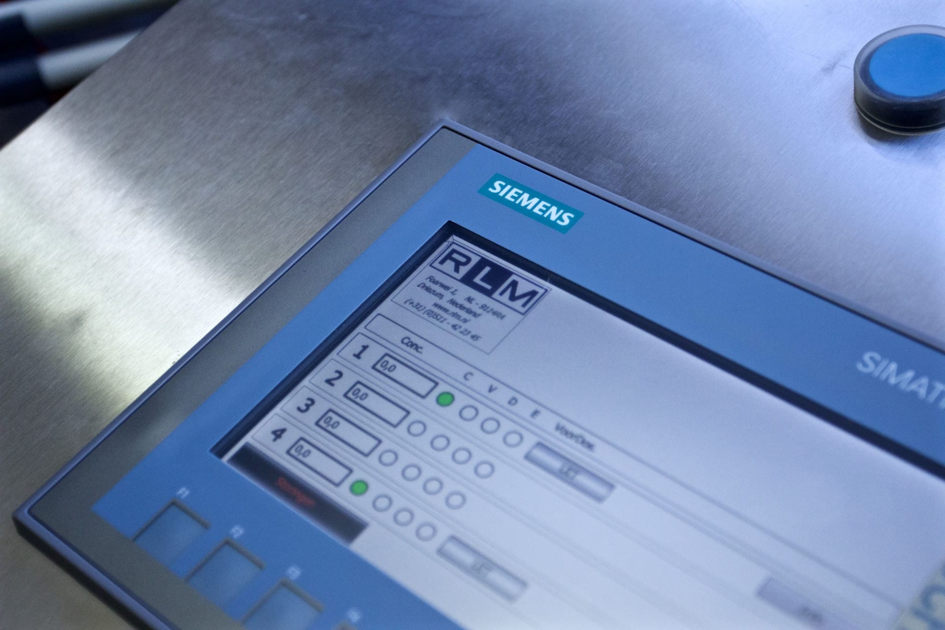Siemens-bedieningspaneel van een doseerinstallatie met het typeplaatje van RLM Benelux
