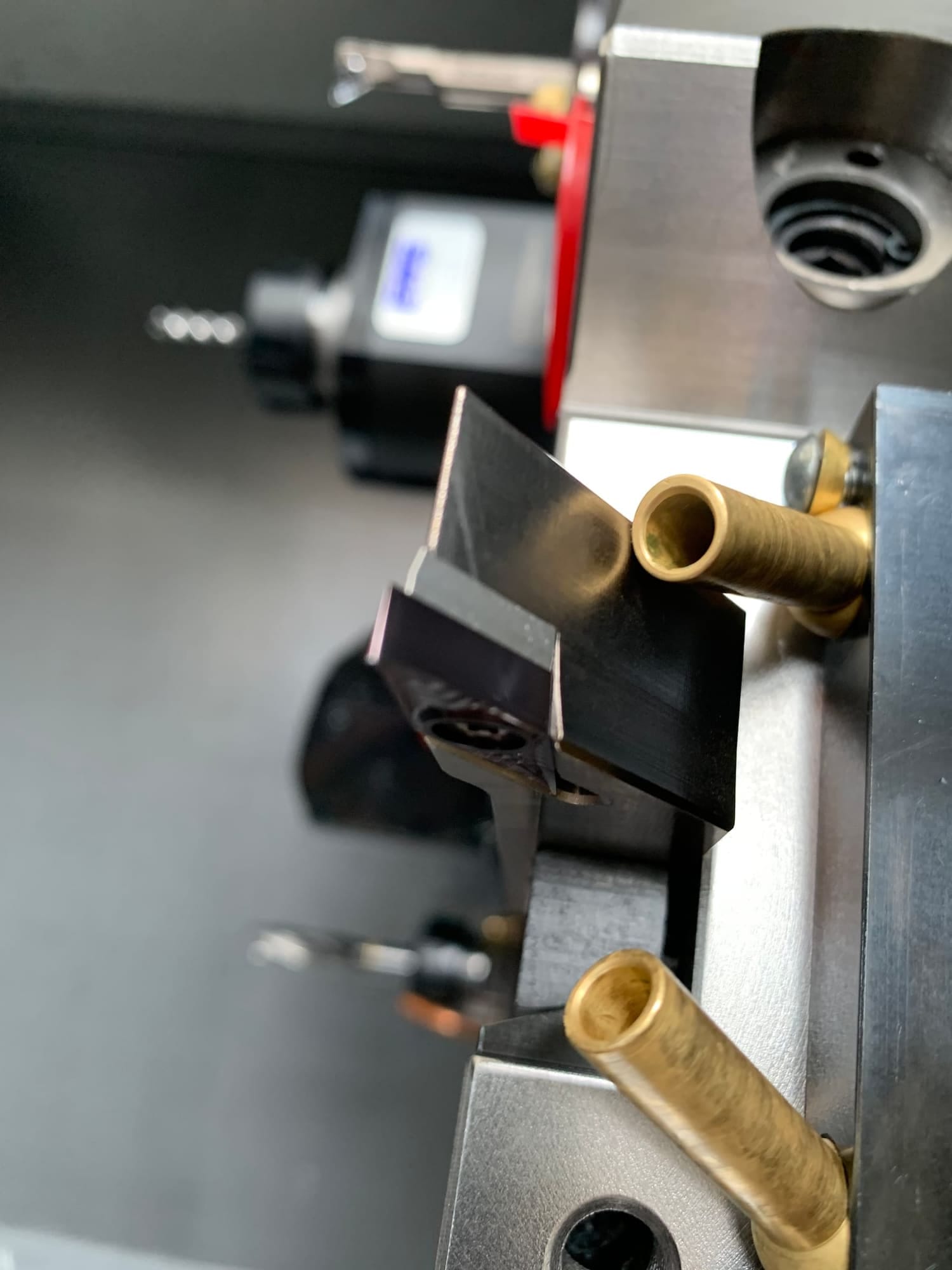 Detailopname van een kunststofbewerking op de CNC-machine, met messing aansluitnippels