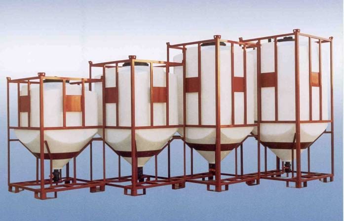 Catalogusrij van vier witte kunststof tanks met conische bodem in bruine stalen frames, oplopend in hoogte