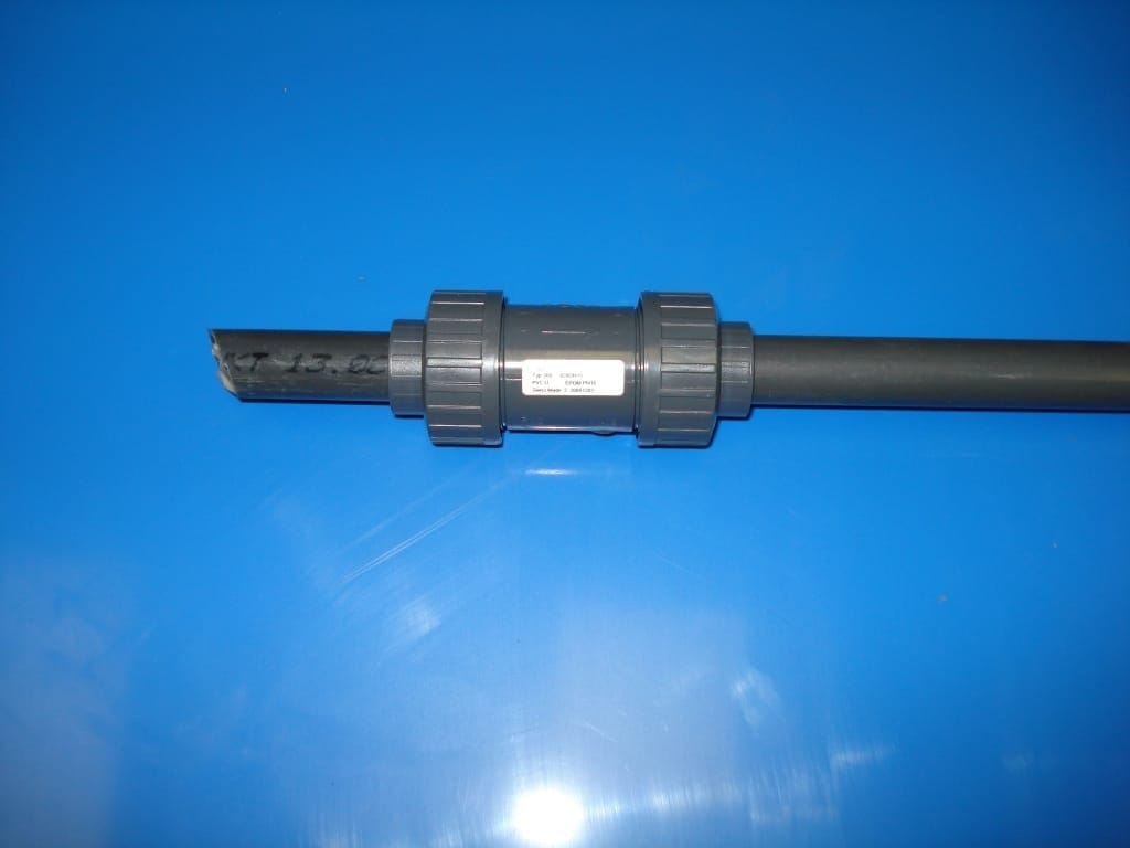 Zuigleiding van donker PVC met een koppelbare drieluik-verbinding halverwege