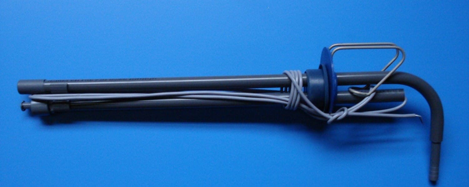 Zuigleidingen van grijs PVC met een blauwe flensplaat, rvs beugel en meetkabel, op blauwe ondergrond
