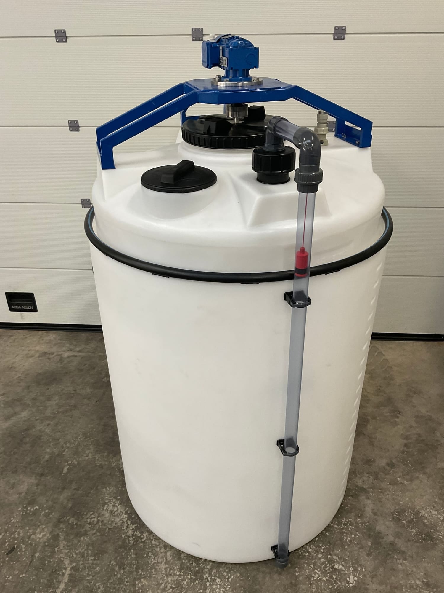 Witte PE-mixtank met blauw roerwerkframe, zwart schroefdeksel en een doorzichtig peilglas met rode drijver