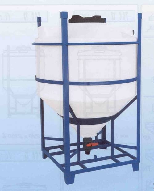 Witte kunststof tank met conische bodem in een blauw stalen frame, met een oranje aftapkraan onderaan