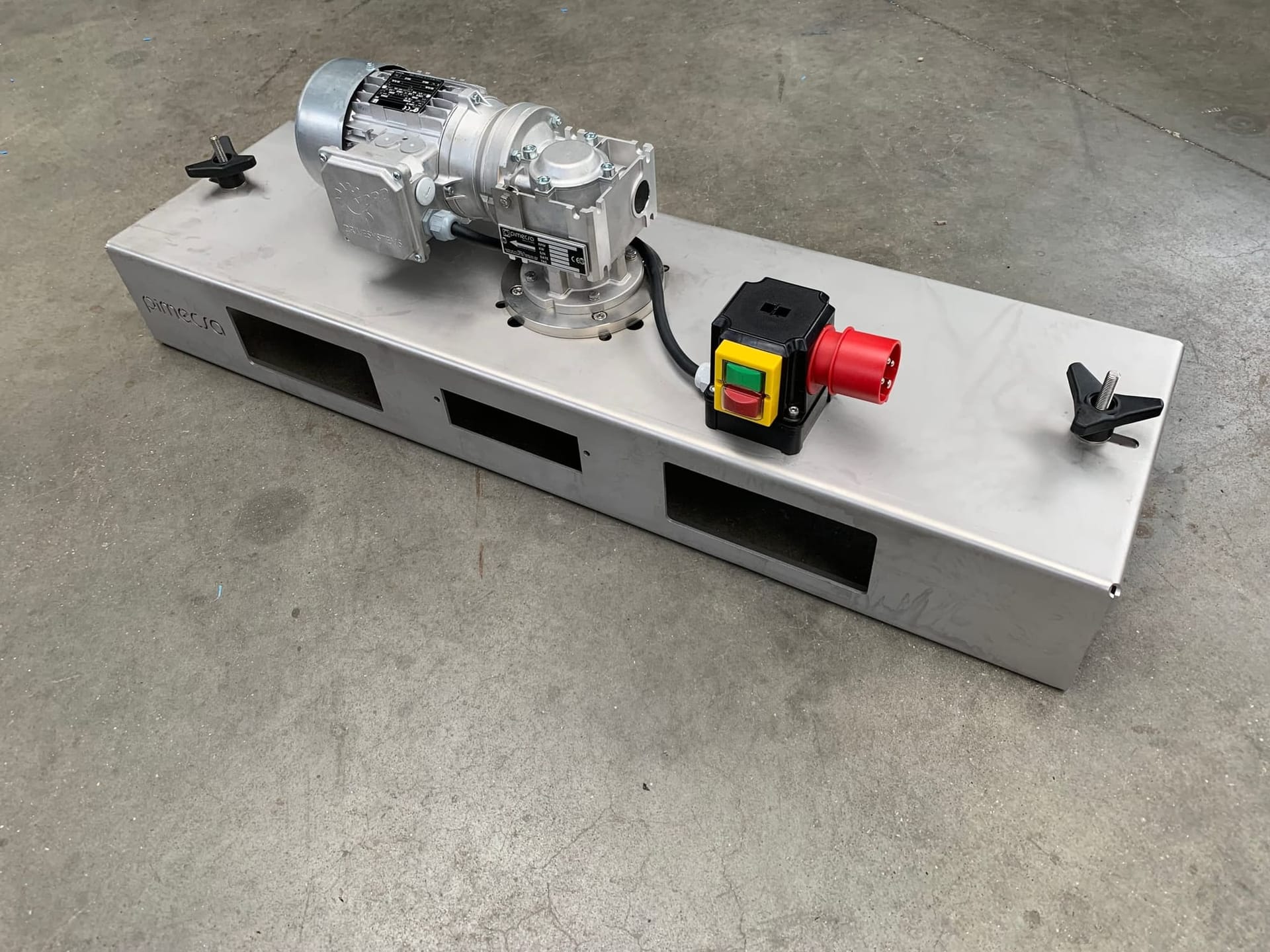 Rvs traverse voor een IBC-mixer met opgebouwde tandwielkastmotor, schakelaar en krachtstroomstekker