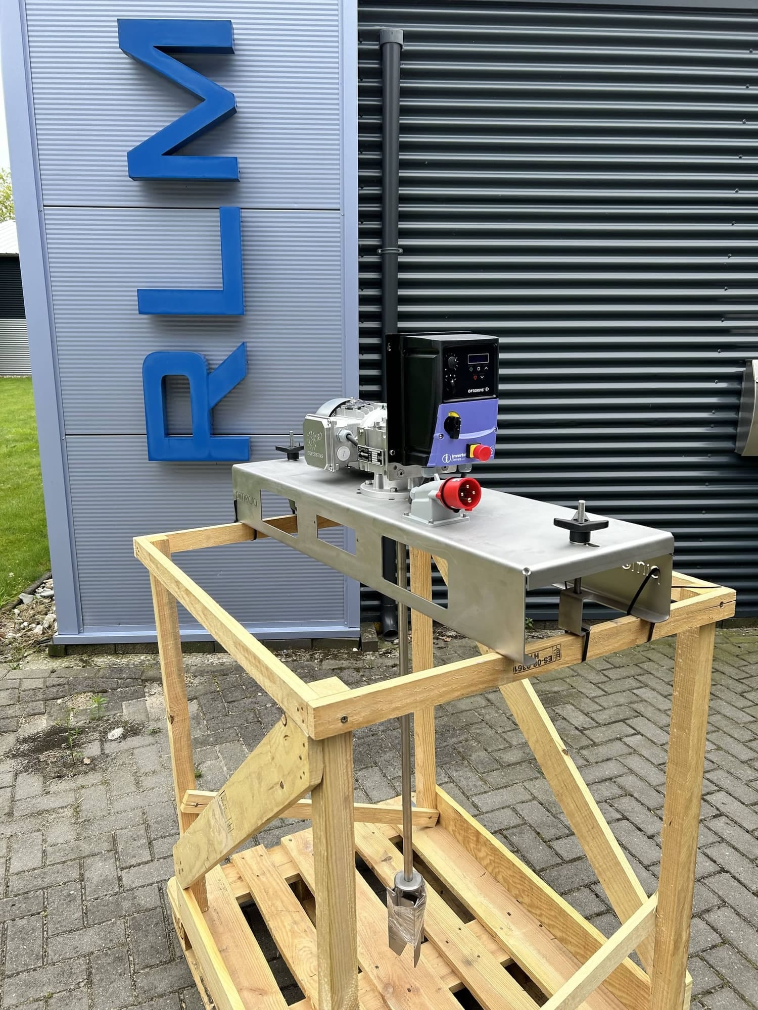 IBC-mixer op een rvs traverse met frequentieregelaar en lange roeras, voor de RLM-gevelletters