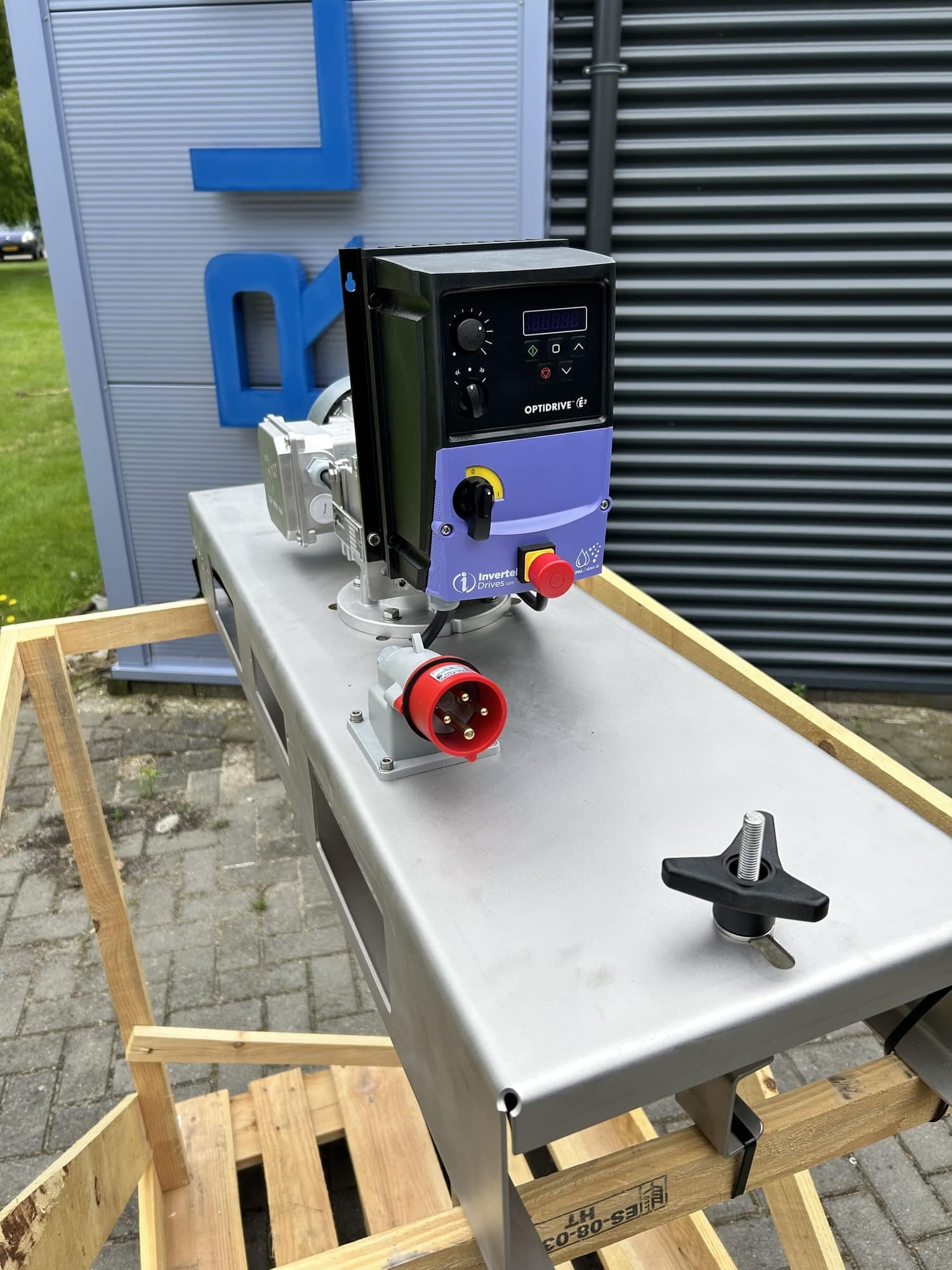 Frequentieregelaar met draaiknop, display en noodstop op de rvs traverse van een IBC-mixer