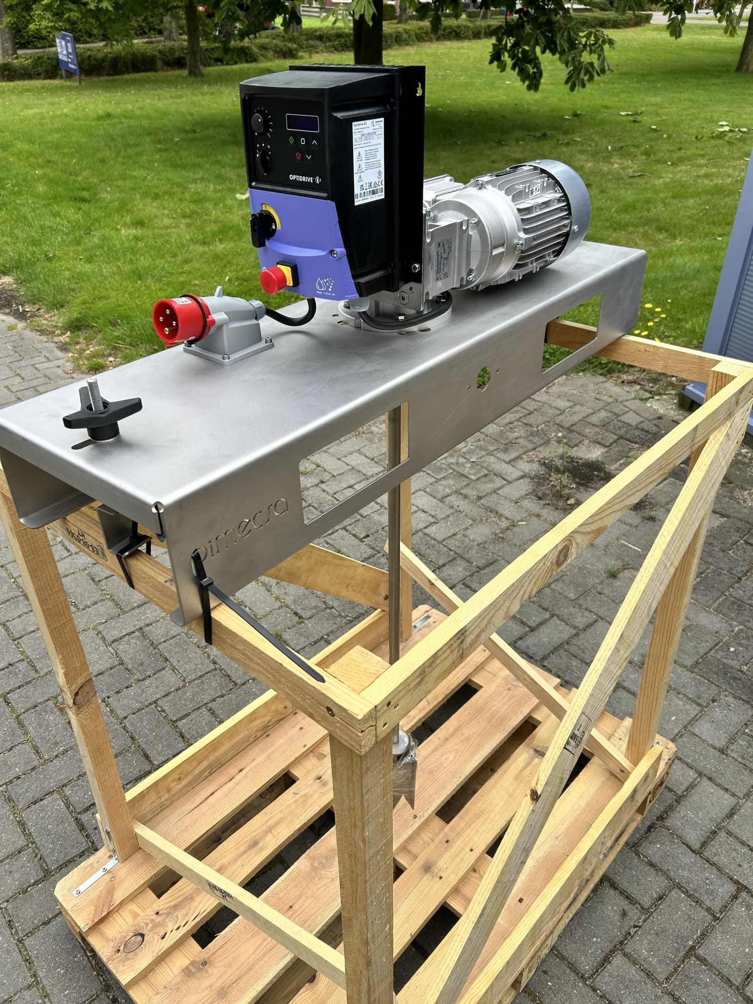 IBC-mixer op een rvs traverse met frequentieregelaar en tandwielmotor, klaar voor verzending op een pallet