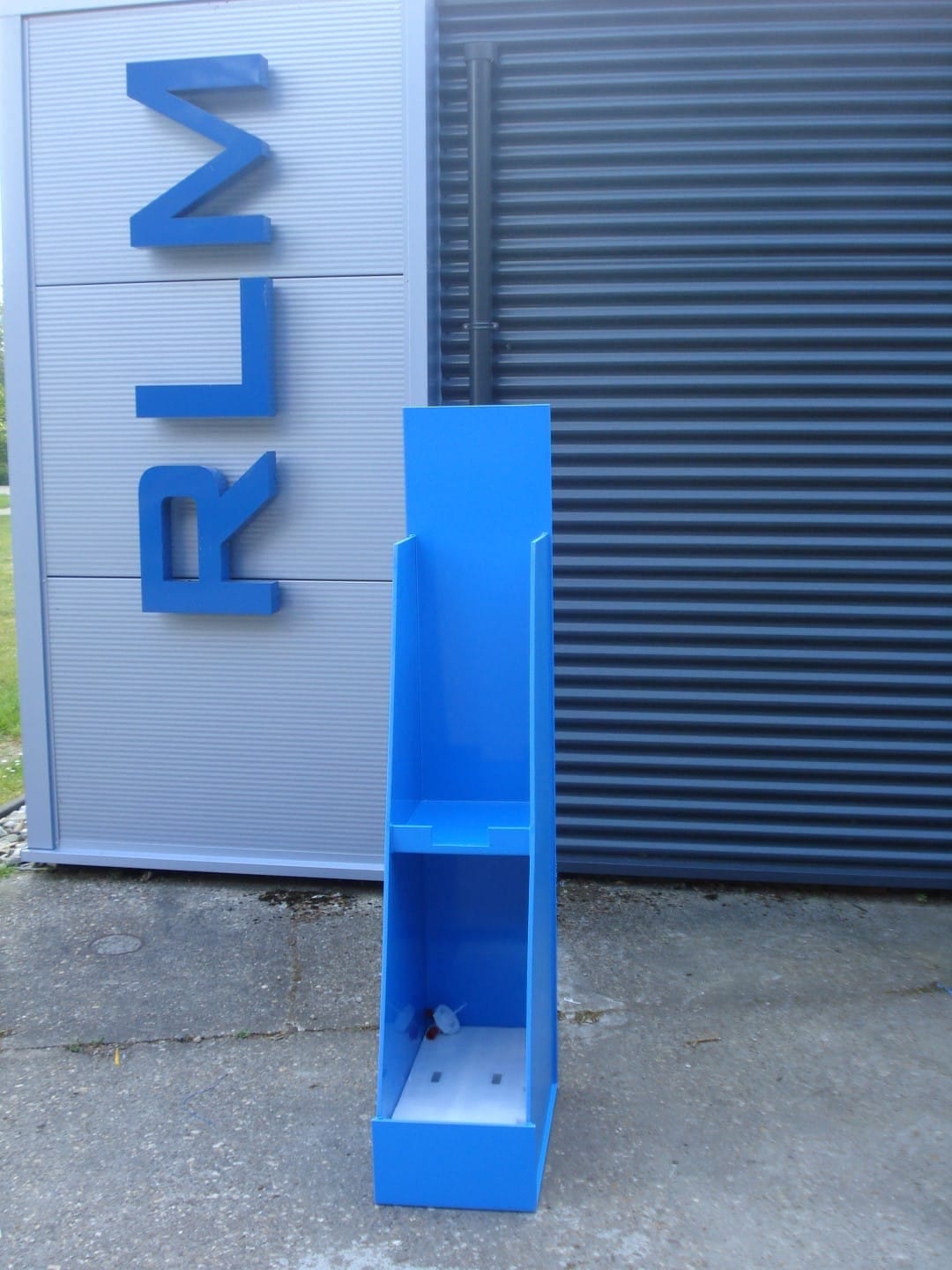 Smalle blauwe aftapkast met een schap en een aftapkraan, voor de RLM-gevelletters