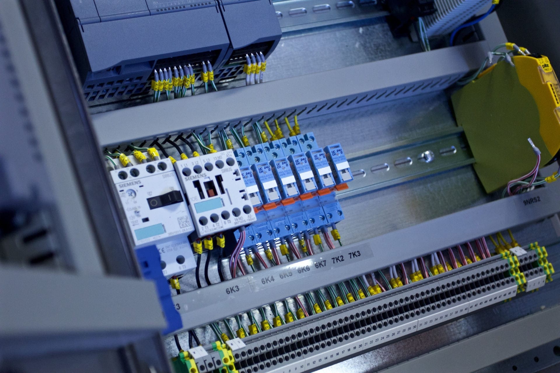Binnenzijde van een schakelkast met Siemens-componenten, klemmenstrook en genummerde bedrading