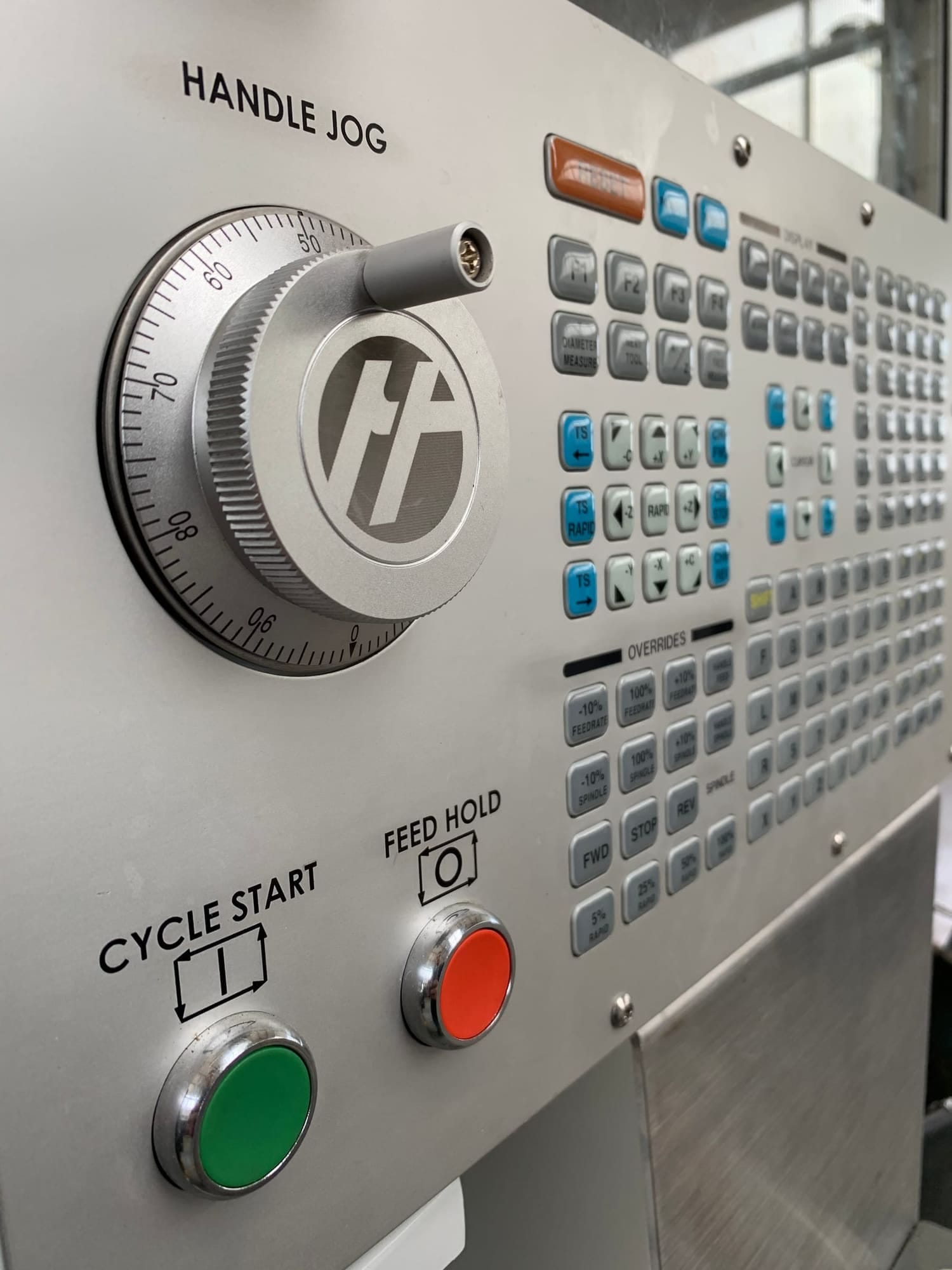 Bedieningspaneel van de Haas CNC-draaibank met handwiel, cycle start en feed hold