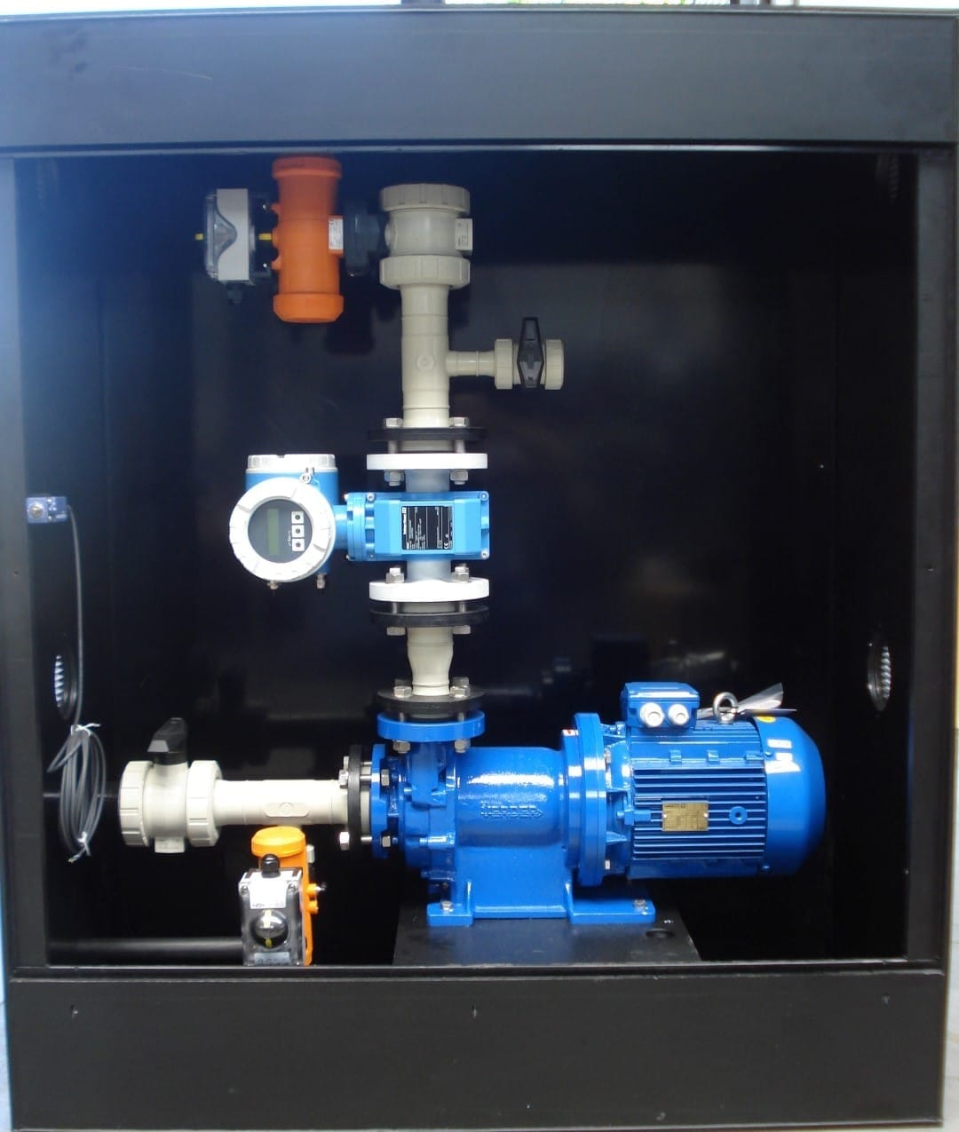 Binnenzijde van een vulkast met een blauwe centrifugaalpomp, flowmeter met display en PP-leidingwerk