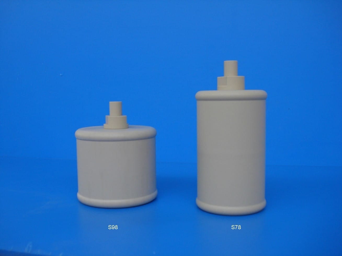 Twee beige kunststof drijvers voor mechanische niveaumeting, typen S98 en S78, op blauwe ondergrond