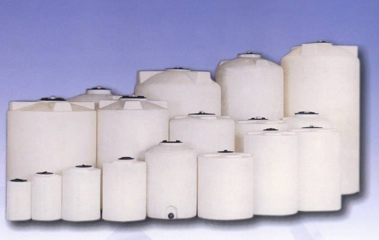 Catalogusopstelling van witte ronde staande PE-opslagtanks CVC in oplopende maten, met zwarte schroefdeksels