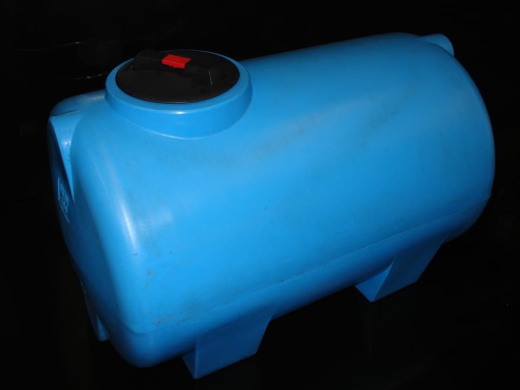 Blauwe liggende PE-opslagtank met zwart schroefdeksel en aangevormde steunpoten