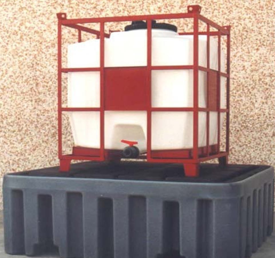 IBC-container met witte binnentank in een rode stalen kooi, staand op een zwarte kunststof opvangbak