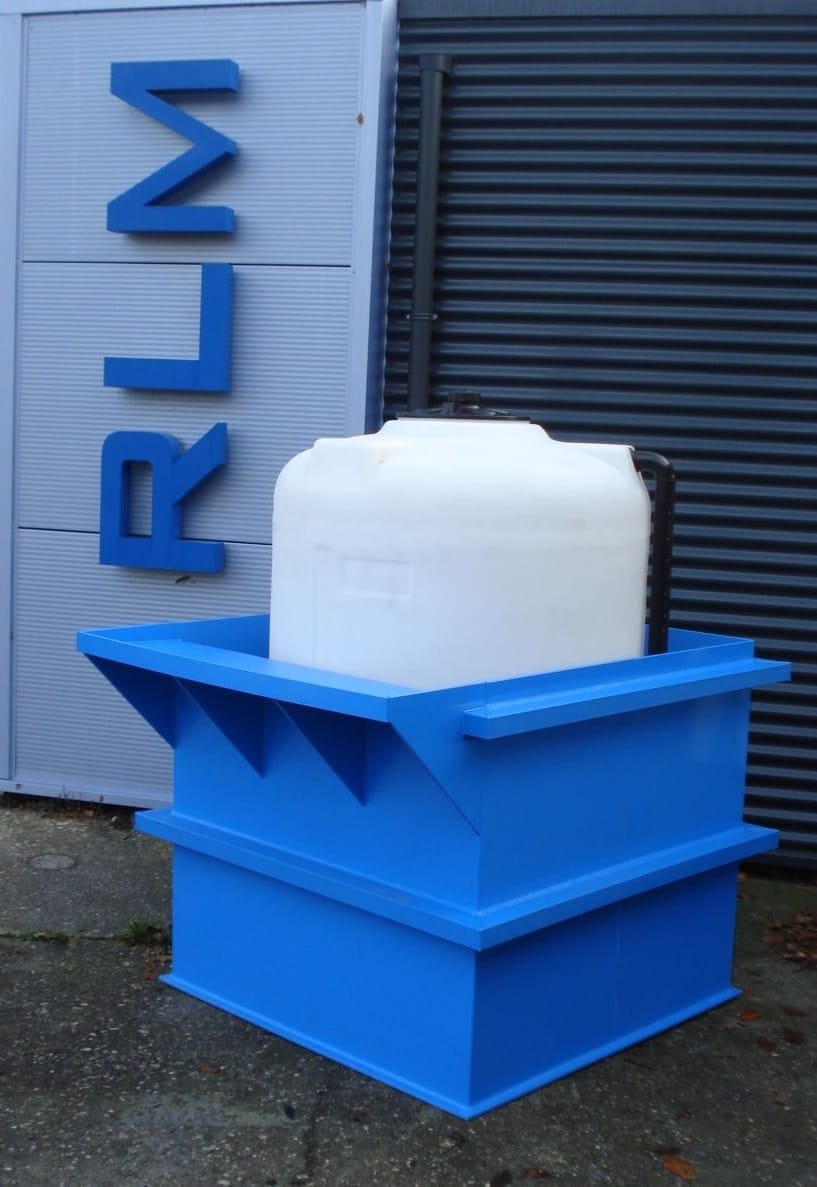 Witte ronde kunststof tank in een blauwe kunststof opvangbak met verstevigingsschotten, voor de RLM-gevelletters