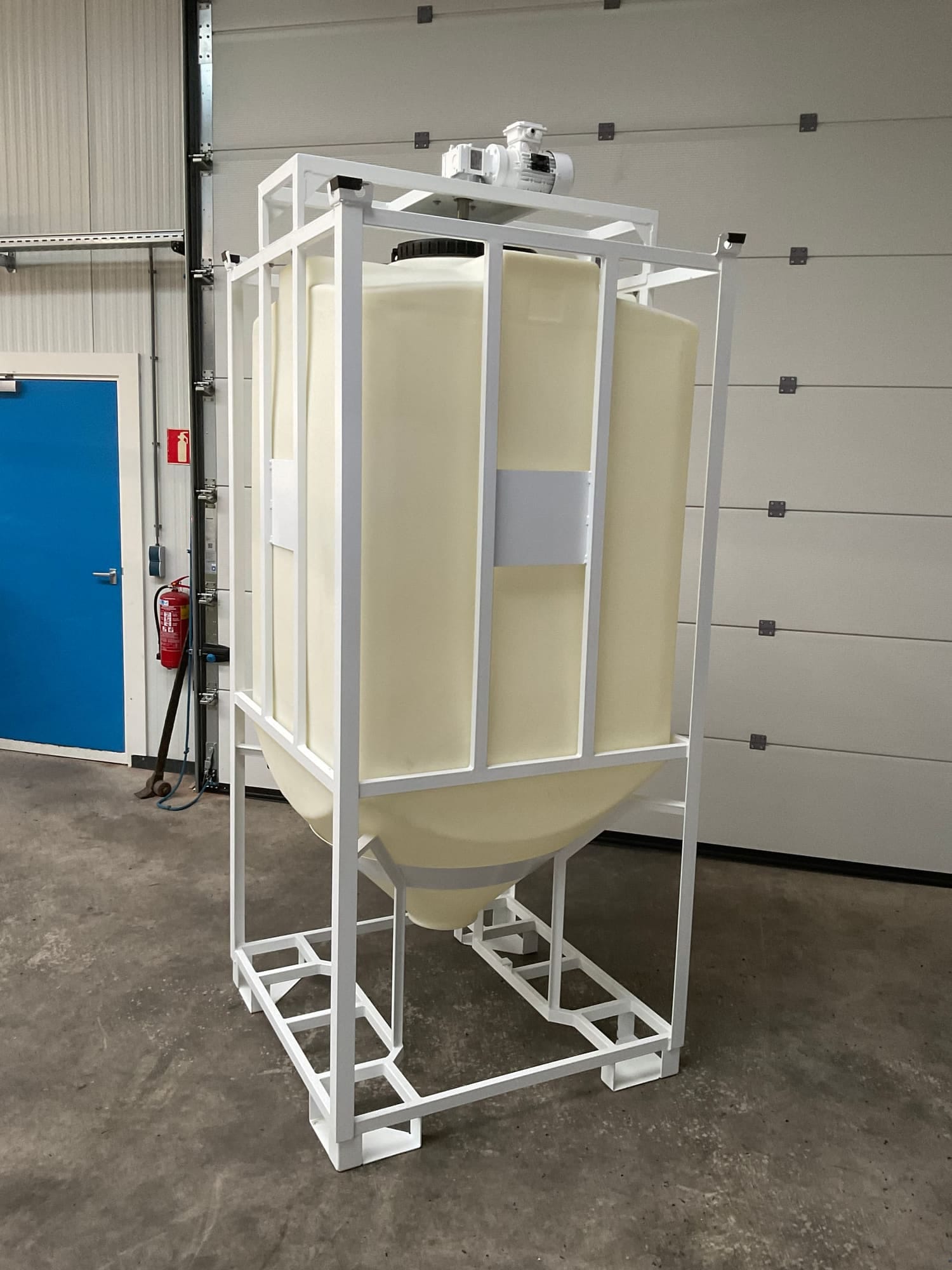 Conische kunststof tank in een wit stalen frame, met een roerwerk op het deksel