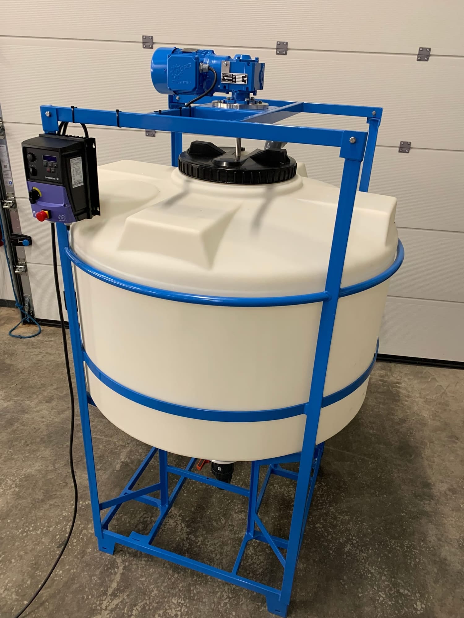 Ronde PE-tank met conische bodem in een blauw stalen frame, met roerwerk op de traverse en een frequentieregelaar aan de stijl