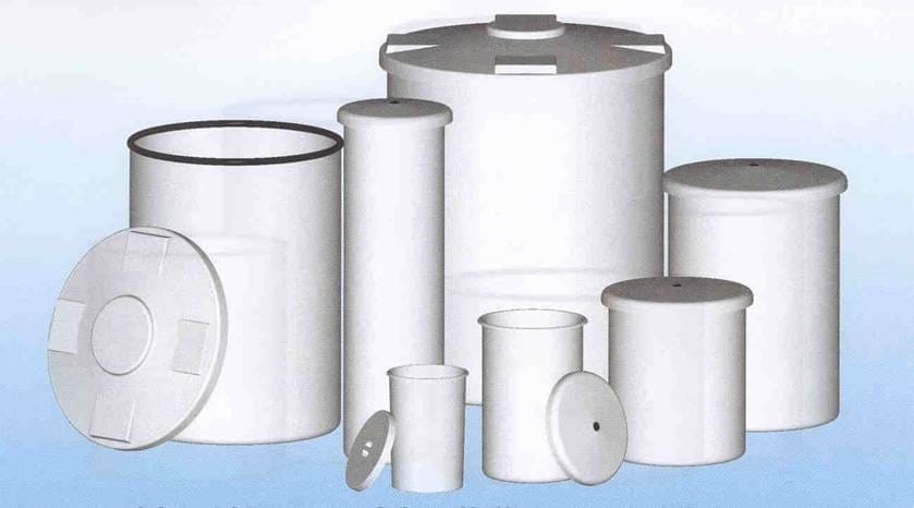 Catalogusafbeelding van witte ronde PE-opslagtanks met los ernaast liggende afneembare deksels
