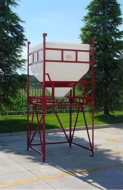 Witte vierkante tank met conische bodem in een rood stalen frame TB11, op een verhoogd onderstel buiten opgesteld