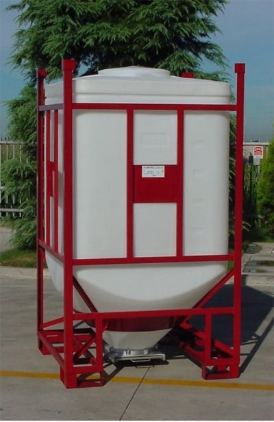 Witte vierkante tank met conische bodem in een rood stalen frame TB21, van dichterbij gefotografeerd tegen een groene achtergrond