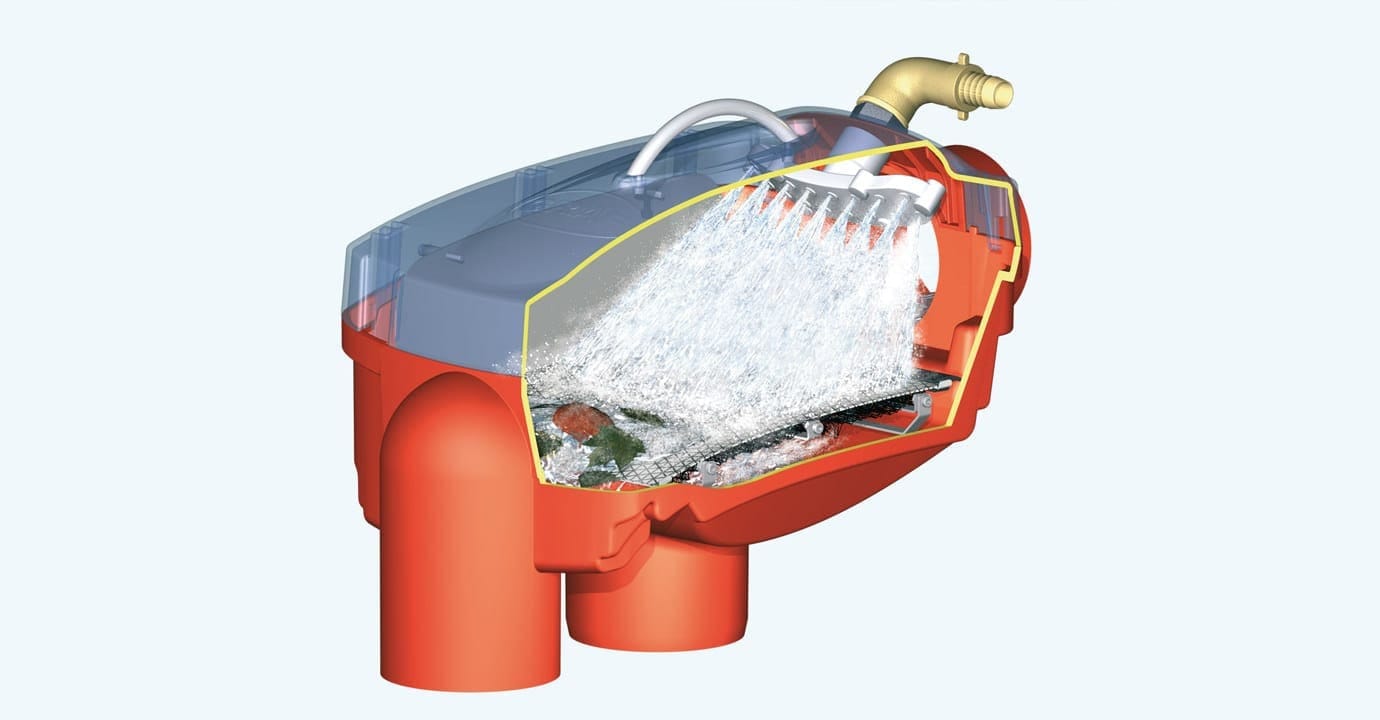 Doorsnede van een rode GRAF Optimax filter, met het water dat over de filterzeef stroomt en bladresten achterblijven